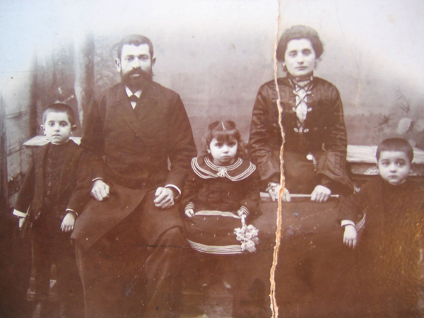 Мендель Гершонович Клионский, бакалейщик-булочник, дед известного художника Марка Клионского, с семьёй г. Борисов 1904.