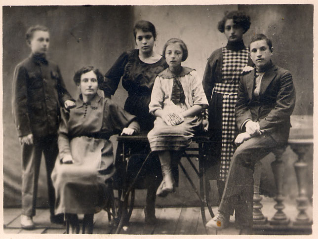 Фото детей и второй жены Ноты Клионского (1870е-?) из села Крупки, Борисовской обл, уехавшего в Америку в 1910-е и безответно там исчезнущевого; 1918 год