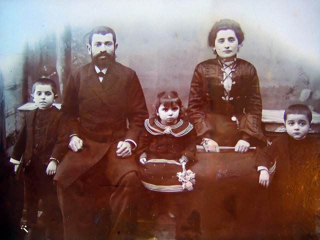 Enhanced || Mendel Klionsky and his family in Borisov, c. 1904 